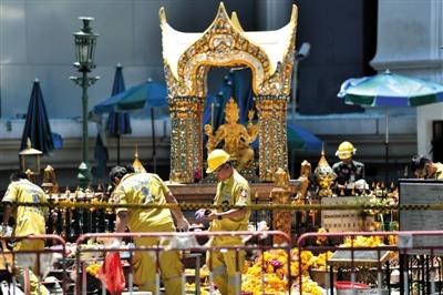 18日，泰國曼谷四面佛前，救援人員在爆炸現(xiàn)場進(jìn)行清理。四面佛附近17日晚發(fā)生爆炸，造成6名中國公民死亡，20余人受傷。