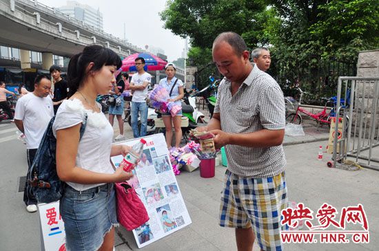 一名市民在買水。