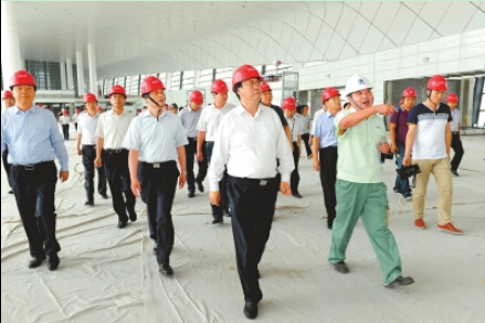 8月31日上午，郭庚茂謝伏瞻等察看鄭州機(jī)場(chǎng)二期工程建設(shè)情況。