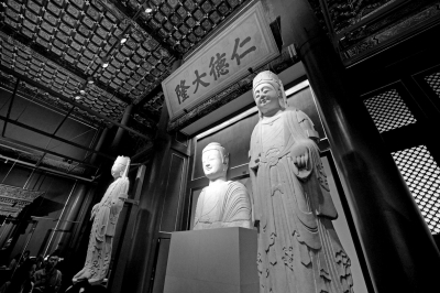      北齊石佛像和菩薩像。京華時(shí)報(bào)記者 王海欣 攝