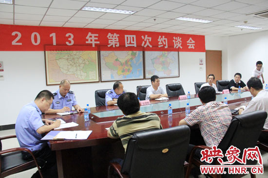 7月4日，河南省公安廳高速交警總隊聯(lián)合有關部門，對9家多次違法的企業(yè)所屬車輛嚴重違法情況進行通報。