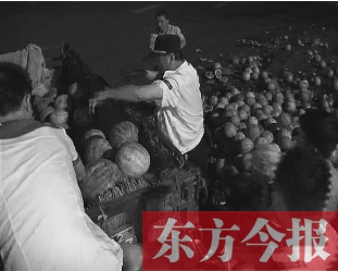 昨日凌晨，鄭州街頭，眾多愛(ài)心市民幫瓜農(nóng)撿拾西瓜