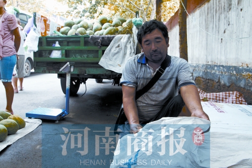 錢包就裝在這個(gè)編織袋里，枕在老陳頭下，沒想到還是被偷走了 實(shí)習(xí)生 唐韜/攝