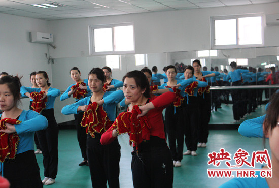 舞蹈室里，張巧英正在糾正學(xué)生的舞蹈動作