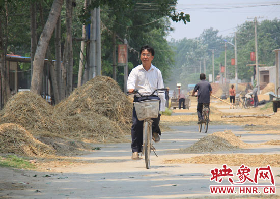 圖為王格現(xiàn)騎著自行車去學(xué)校。