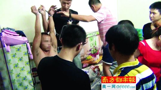 警方破門抓捕時(shí)，販毒嫌疑人未某洪正躺在床上吸毒、嫖娼。