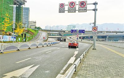 12月18日，本報記者駕車經(jīng)過江北嘴千廝門大橋匝道附近道路和財信廣場旁支路體驗時，收音機里能聽到神秘的路況提示音。本報記者
