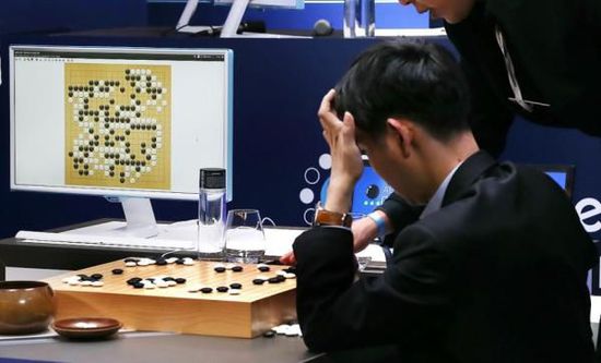 復(fù)盤階段李世石也在不停撓頭。