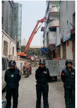 根據(jù)《太原市和小 店區(qū)平陽路街道親賢城中村改造拆遷安置補(bǔ)償方案》，結(jié)合親賢實(shí)際，親賢社區(qū)補(bǔ)償安置采取“商業(yè)用房安置+小戶型公寓住宅安置+貨幣補(bǔ)償”的方式，其中每分 （0.1 畝）置換商業(yè)用房50平方米+小戶型公寓住宅80平方米+貨幣補(bǔ)償20萬元人民幣。（拍攝：2015年9月17日）