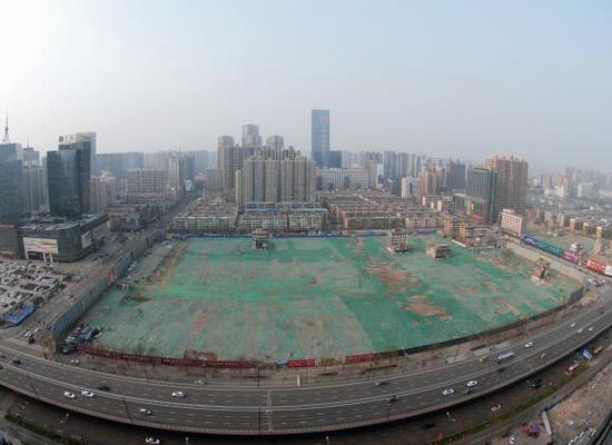 2016年4月，經(jīng)過持續(xù)攻堅(jiān)，親賢社區(qū)西北片區(qū)的拆遷工作基本告一段落，但在鋪設(shè)了防塵綠網(wǎng)的空地中，至今仍有3戶居民選擇了“堅(jiān)守”。(拍攝：2016年4月4日)