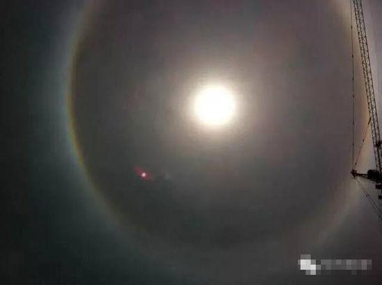 上?，F(xiàn)UFO 專家稱光圈是日暈亮點或是飛行器(圖)