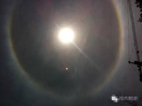 上?，F(xiàn)UFO 專家稱光圈是日暈亮點或是飛行器(圖)