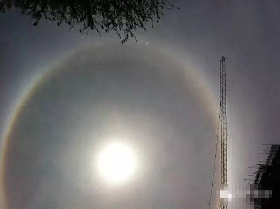 上?，F(xiàn)UFO 專家稱光圈是日暈亮點或是飛行器(圖)