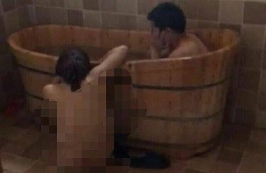 視頻顯示，一男一女赤身裸體地在浴盆中洗澡。