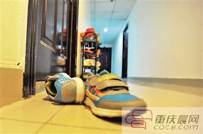 出事小孩的鞋子凌亂地?cái)[放在自家門前。