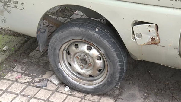 小面包車的輪胎已經(jīng)基本脫離了輪轂。