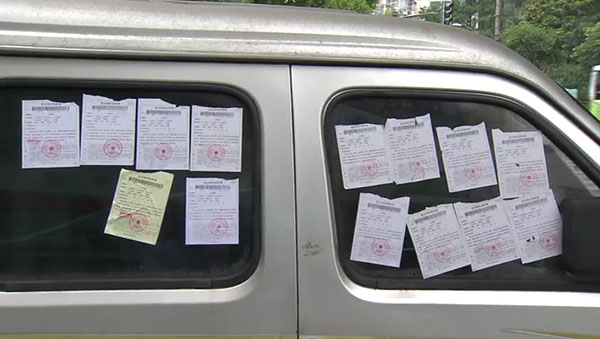 面包車上滿滿貼了14張罰單。