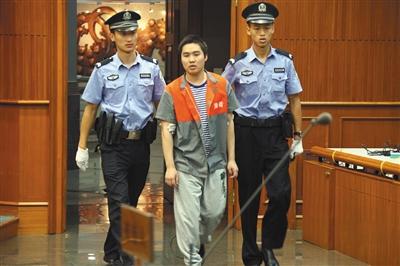 昨天上午，強奸幼女的楊某被帶進法庭聽候?qū)ψ约旱慕K審判決。通訊員 李佳 攝