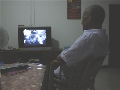 昨日，古藺，69歲的楊正元獨(dú)自在家看電視