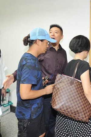 新京報(bào)快訊(記者劉洋)今天上午9時許，王寶強(qiáng)在律師張起淮的陪同下到北京朝陽法院，起訴離婚并交納訴訟費(fèi)。王寶強(qiáng)方預(yù)估財(cái)產(chǎn)總額至少在1個億，法院遂按照1億元暫計(jì)財(cái)產(chǎn)價值，依據(jù)《訴訟費(fèi)交納辦法》收取了訴訟費(fèi)24.9575萬元。