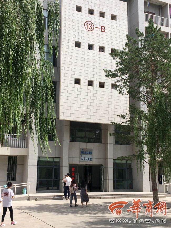 8月30日，榆林學(xué)院有學(xué)生發(fā)微博對(duì)女生宿舍樓住進(jìn)男生提出質(zhì)疑。9月3日，學(xué)校宣傳部門(mén)回應(yīng)，女生宿舍樓里確實(shí)住著3名男研究生，但該樓的格局是套間，跟單元房一樣是獨(dú)立的，大學(xué)應(yīng)有包容的精神。