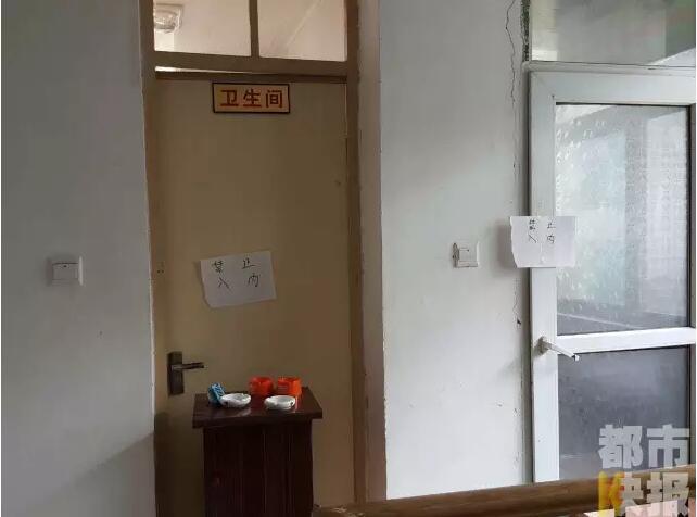 當(dāng)馮女士走出大門，繞到院子的側(cè)面時(shí)，衛(wèi)生間窗戶下方草叢中的一幕，讓她驚出了一身冷汗。農(nóng)家樂(lè)老板娘馮女士：“就是孩子，旁邊帶著胎盤?！弊蛲硎稽c(diǎn)半事發(fā)后，馮女士報(bào)了警，很不幸，男嬰已經(jīng)死亡。涉及的兩個(gè)房間，暫時(shí)被封鎖，里面已經(jīng)清理干凈。隨后記者也從轄區(qū)草堂派出所了解到，這兩男一女三人是朋友關(guān)系，女子的年齡大概是二十二三歲。該女子事發(fā)后被送往醫(yī)院，同行的兩名男子當(dāng)時(shí)被警方帶去派出所接受了筆錄調(diào)查后，已經(jīng)離開了派出所。