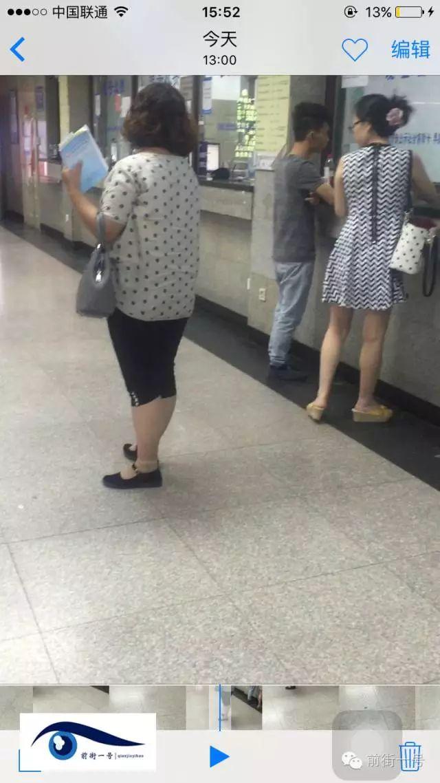 該女子在大廳內(nèi)徘徊發(fā)現(xiàn)女患者便主動(dòng)上前搭訕。