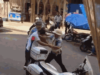 嫌疑男子涉嫌無證駕駛摩托車，且車輛違規(guī)加裝遮陽傘并在行駛時不戴安全頭盔，辱罵毆打執(zhí)法交警。 本文圖片均來自 廣西梧州在線警務
