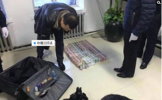 京華時(shí)報(bào)訊昨天凌晨1點(diǎn)左右，黑龍江省密山市一銀行金庫發(fā)生搶劫案。一名身穿迷彩服男子準(zhǔn)備劫取現(xiàn)金時(shí)被發(fā)現(xiàn)，致一名金庫值守人員死亡，隨后棄款而逃。目前，該男子尚未歸案，案件正在全力偵辦中。