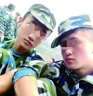 入學(xué)軍訓(xùn)時(shí)，滕某（左）和蘆海清的合影