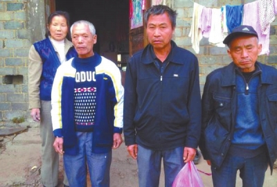 已被判死緩、在獄中服刑的4個村民的家人一直在為兒子喊冤。圖片來自網(wǎng)絡