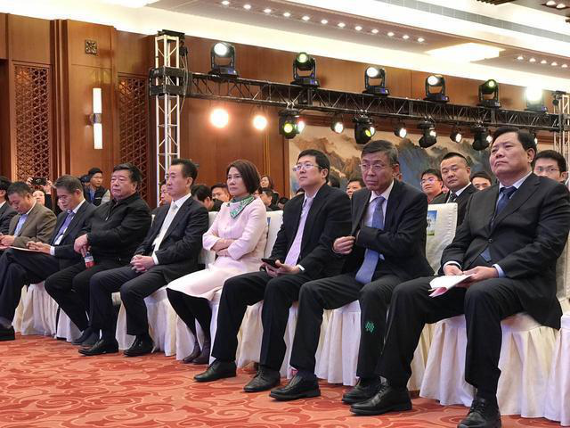董明珠在現(xiàn)場演講時表示，她愿意拿她所有的資產(chǎn)投入到珠海銀隆里。據(jù)悉，同時與珠海銀隆原始股東共同簽署增資協(xié)議的，還有董明珠個人及北京燕趙匯金國際投資有限責任公司、大連萬達集團股份有限公司、江蘇京東邦能投資管理有限公司等3家知名企業(yè)，5家單位或個人共同增資30億，獲得珠海銀隆22.388%的股權(quán)。