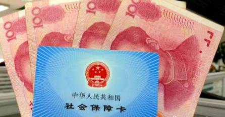 從今年1月1日開始，原有的失業(yè)保險費率是1.5%的有22個省份，包括新疆生產(chǎn)建設兵團，可以在確保失業(yè)保險金按時足額發(fā)放、穩(wěn)崗補貼順利實施的基礎(chǔ)上，可以降低0.5個百分點。個人的費率不超過單位的費率。