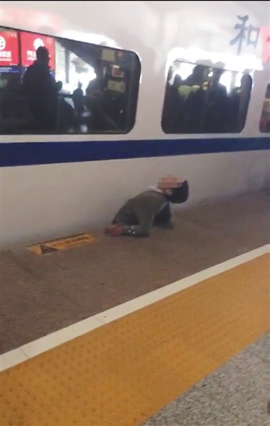 視頻顯示，一男子下半身被卡在站臺(tái)與列車之間縫隙。