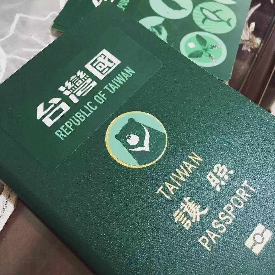 環(huán)環(huán)一直排在這個(gè)女孩后面，想看看日本入境官員如何處理這個(gè)令人啼笑皆非的所謂“臺(tái)灣國(guó)”。