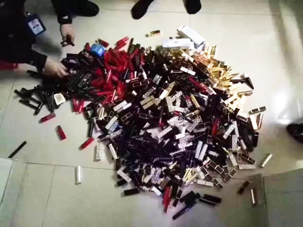 民警搜查出來的口紅。