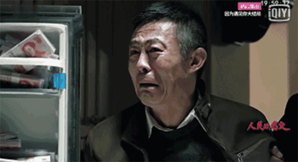 查案人員搜出的2.3億現(xiàn)金，從銀行運(yùn)來十二臺(tái)點(diǎn)鈔機(jī)，竟然燒壞了六臺(tái)。
