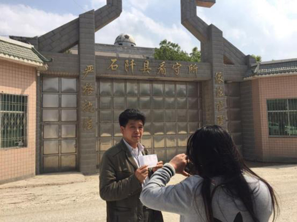 陳全松父親給看守所中的兒子交生活費(fèi)。