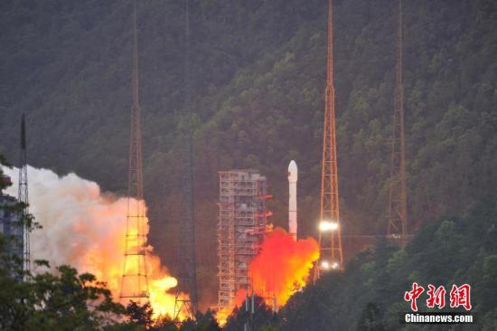 4月12日19時(shí)04分，中國(guó)西昌衛(wèi)星發(fā)射中心成功發(fā)射實(shí)踐十三號(hào)衛(wèi)星。 葉樂峰 攝