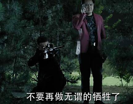 《人民的名義》原著小說有這么一段：趙瑞龍要找殺手殺了侯亮平，結(jié)果趙瑞龍的三姐發(fā)話：侯亮平要是死了趙瑞龍也要死!這就說明了大boss趙立春沒把握在侯死后的各方反應(yīng)中護(hù)住兒子趙瑞龍，因此，這就告訴了讀者，侯亮平的背景絕對不比趙立春差!
