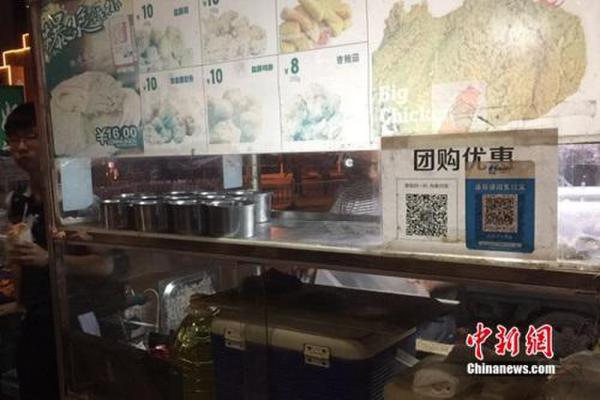 不少小商販都用上掃碼支付。中新網(wǎng) 吳濤 攝