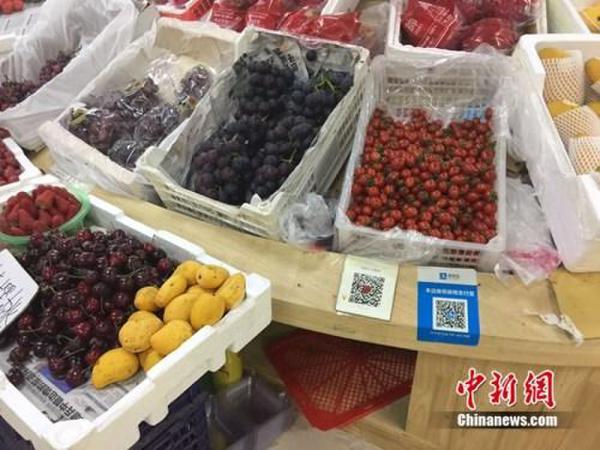 某水果攤，收款二維碼貼在顯眼位置。中新網(wǎng) 吳濤 攝