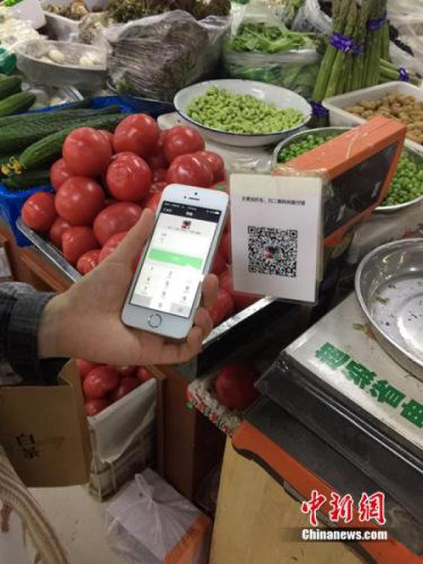有顧客正在用微信支付結(jié)賬。中新網(wǎng) 吳濤 攝