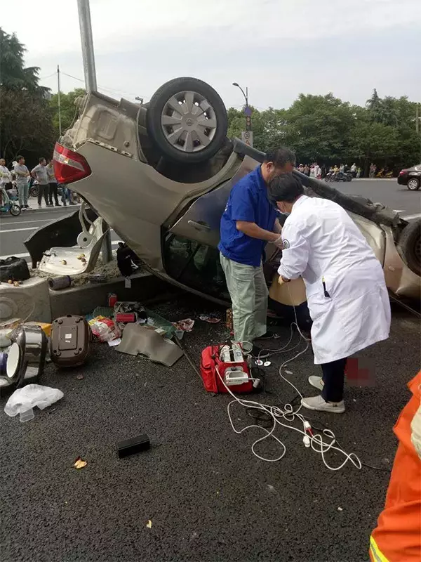 不值！小車四腳朝天司機身亡 死者只為偷幾罐奶粉