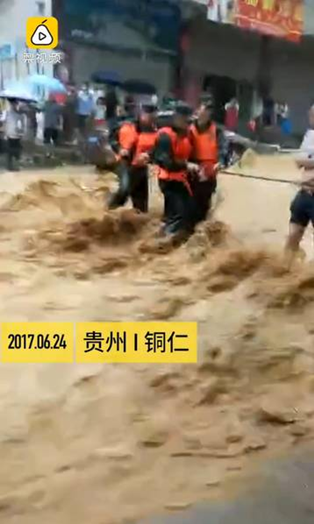 圖為6月24日，貴州銅仁多個(gè)區(qū)縣遭暴雨襲擊。