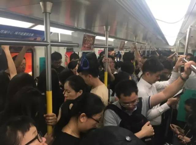 尷尬了！深圳地鐵首開女性車廂 結(jié)果塞滿男乘客