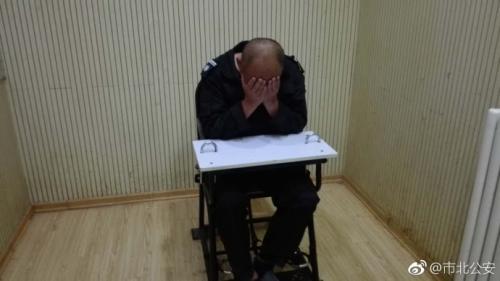  打人男子。圖片來源：青島市公安局市北分局官方微博