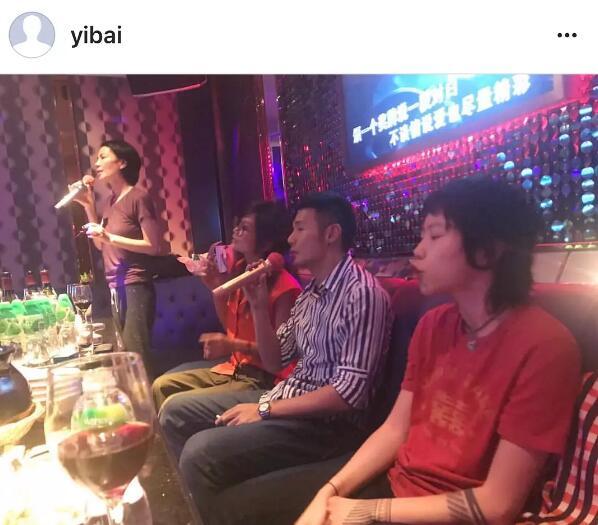 王菲母女跟李榮浩一起唱K，竇靖童的表情亮了