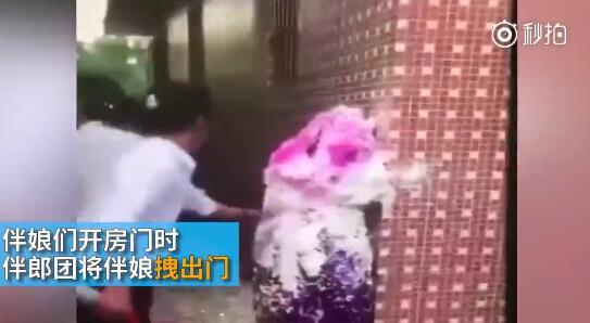 據(jù)澎湃新聞消息，近日廣東江門開平某村又現(xiàn)惡俗婚鬧。男方兄弟團(tuán)去接新娘的時候，先用彩帶對著姐妹團(tuán)狂噴，后來甚至有人用滅火器直接噴伴娘面部，害的伴娘差點被送進(jìn)醫(yī)院。