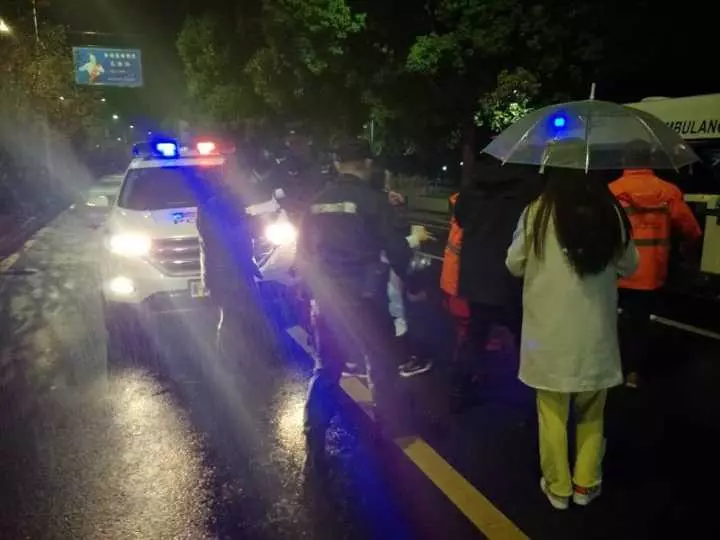 今天凌晨，杭州一對環(huán)衛(wèi)工夫婦被車撞進錢塘江